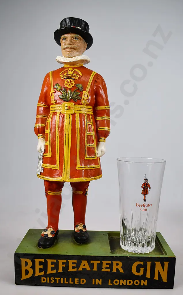 BEEFEATER GIN BOTTLE HOLDER FIGURE Image 1++