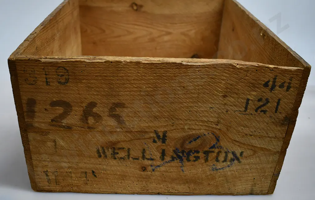 McCALLUMS PERFECTION WHISKY WOODEN BOX Image 1++