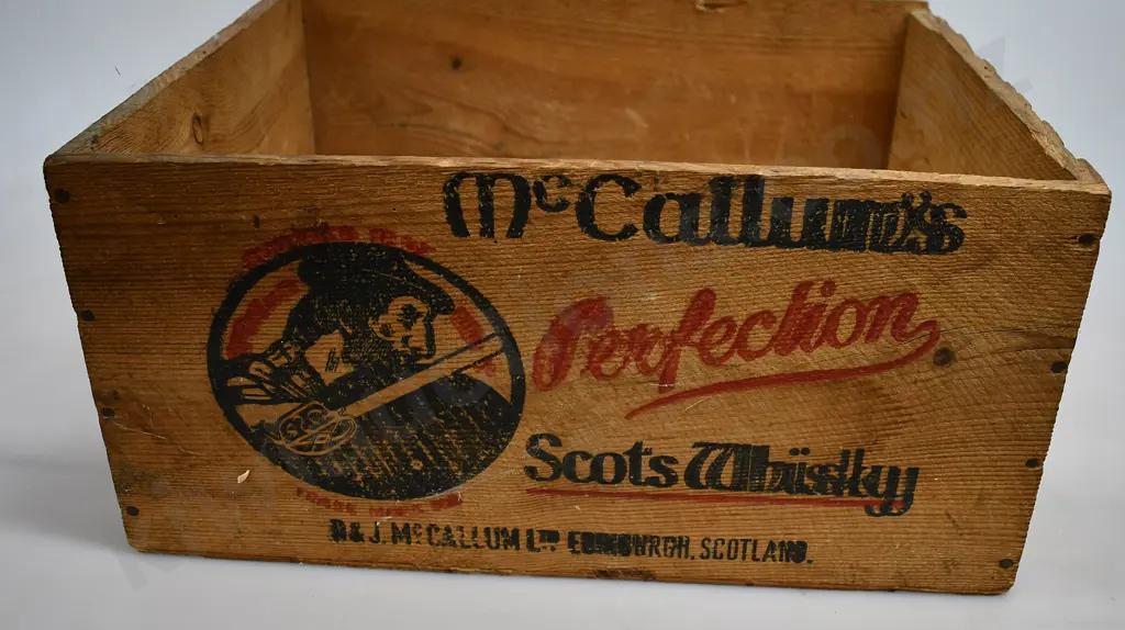McCALLUMS PERFECTION WHISKY WOODEN BOX Image 1++