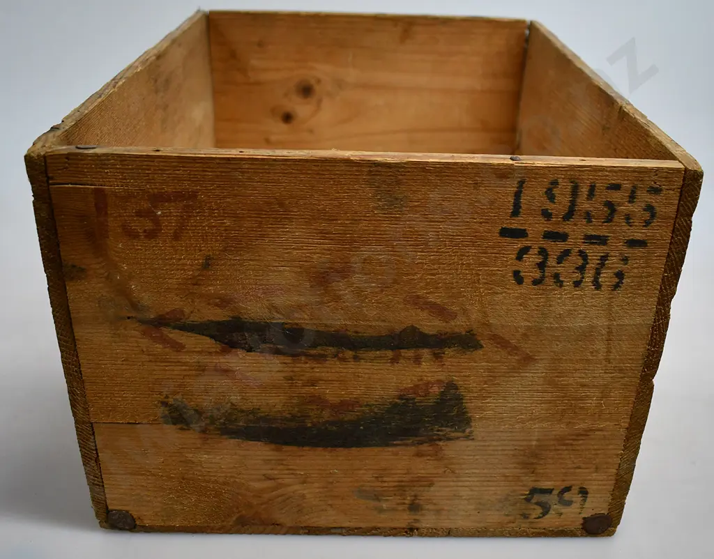 WHITE HORSE CELLAR WHISKY WOODEN BOX Image 1++
