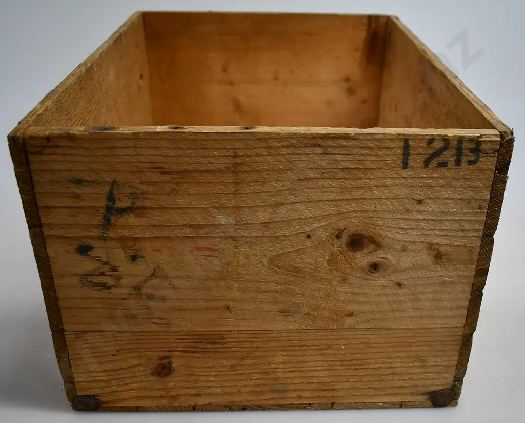 WHITE HORSE CELLAR WHISKY WOODEN BOX Image 1++
