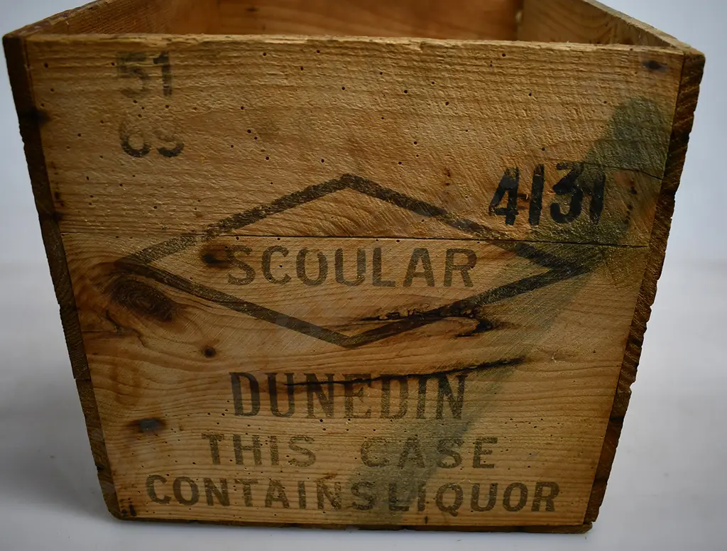 DEWAR"S IMPERIAL INSTITUTE WOODEN BOX Image 1++