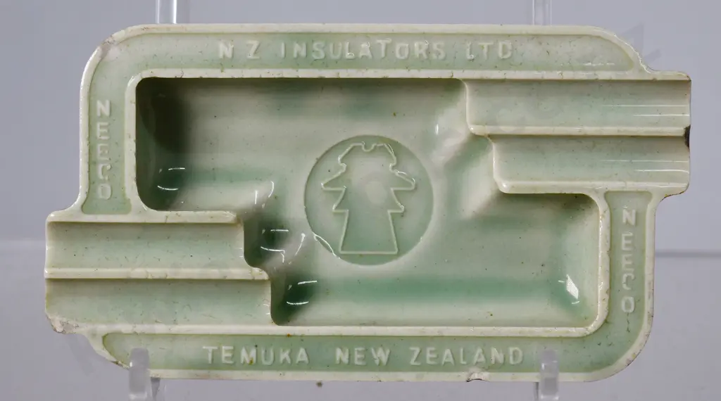 TEMUKA WARE N.Z. INSULATORS POTTERY ASHTRAY Image 1++