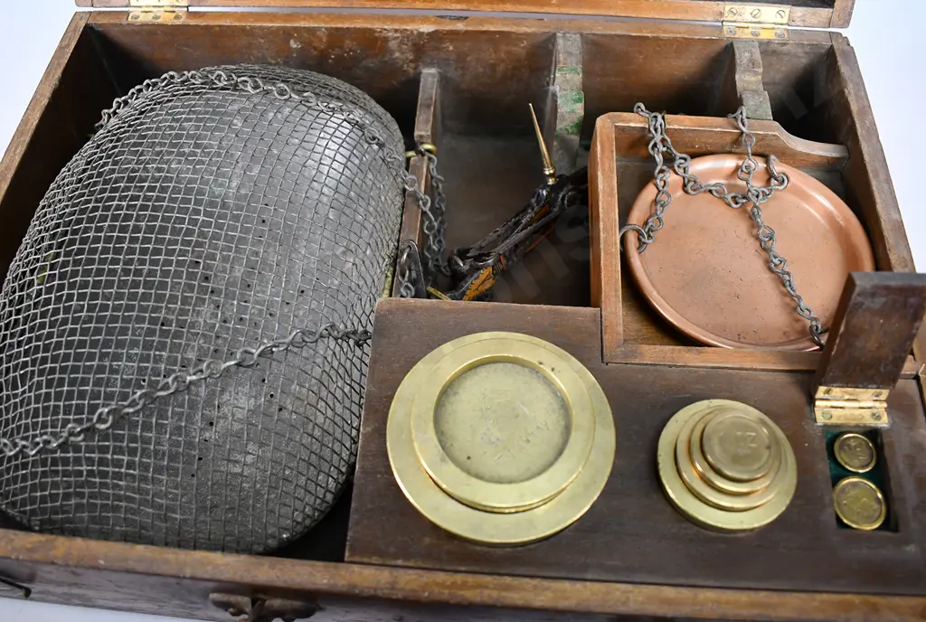 BOXED FISHMONGERS WEIGHING SCALES Image 1++