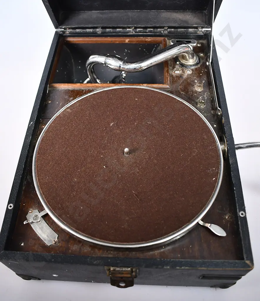 HIS MASTERS VOICE PORTABLE GRAMOPHONE Image 1++