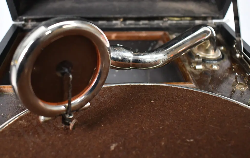 HIS MASTERS VOICE PORTABLE GRAMOPHONE Image 1++