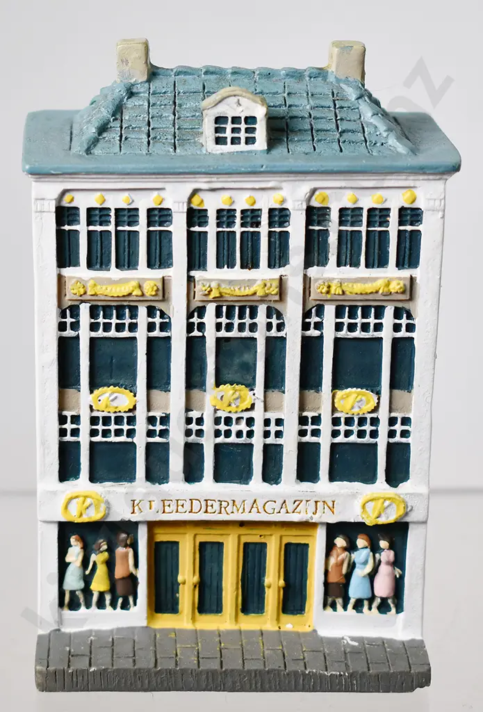 ASSORTED COLLECTABLES Image 1++