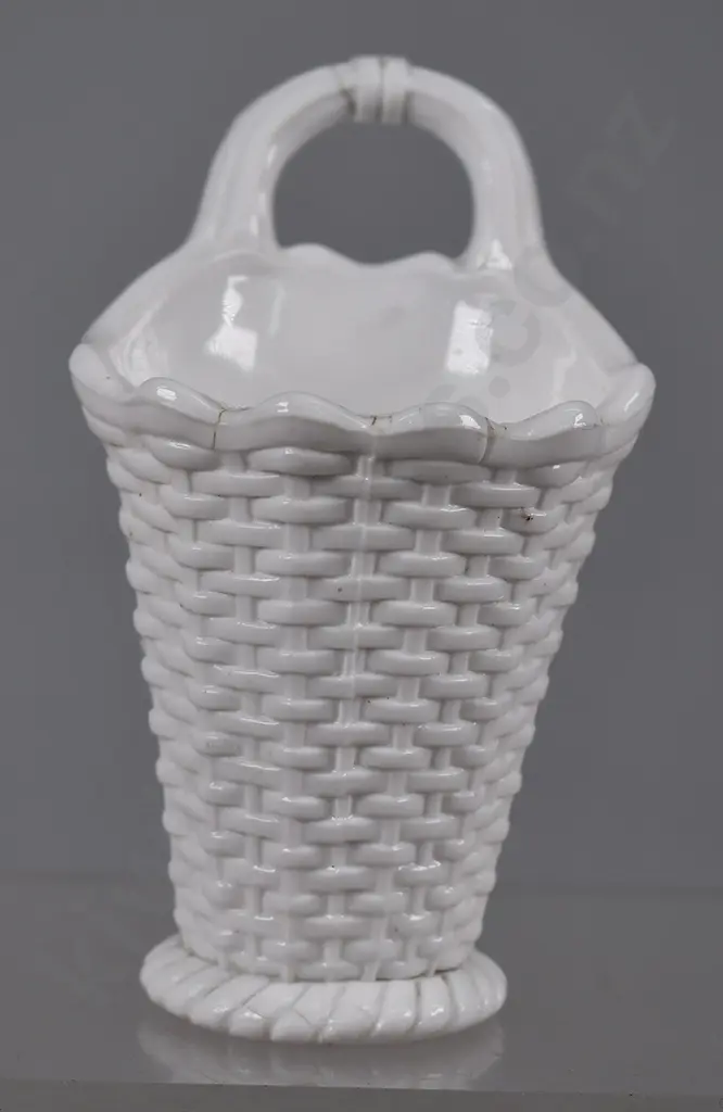 SOWERBY ENGLAND MILK GLASS SPILL VASE Image 1++