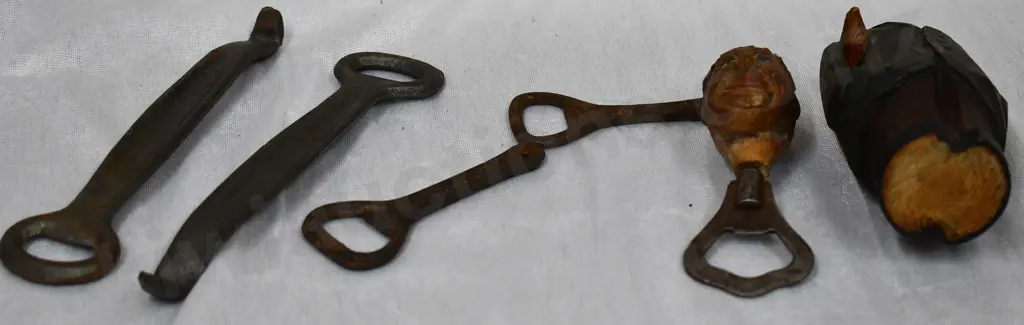 BOTTLE OPENERS TOBACCO TINS GROUP Image 1++
