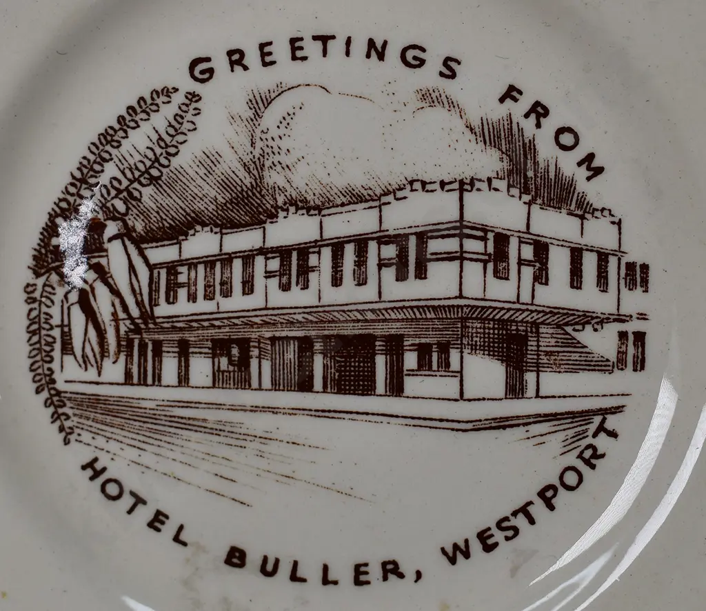 COLLECTION OF CRESTED CHINA & ADVERTISING Image 1++