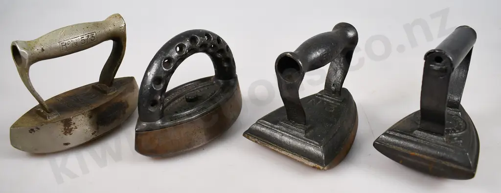 ASSORTED VINTAGE IRONS Image 1++