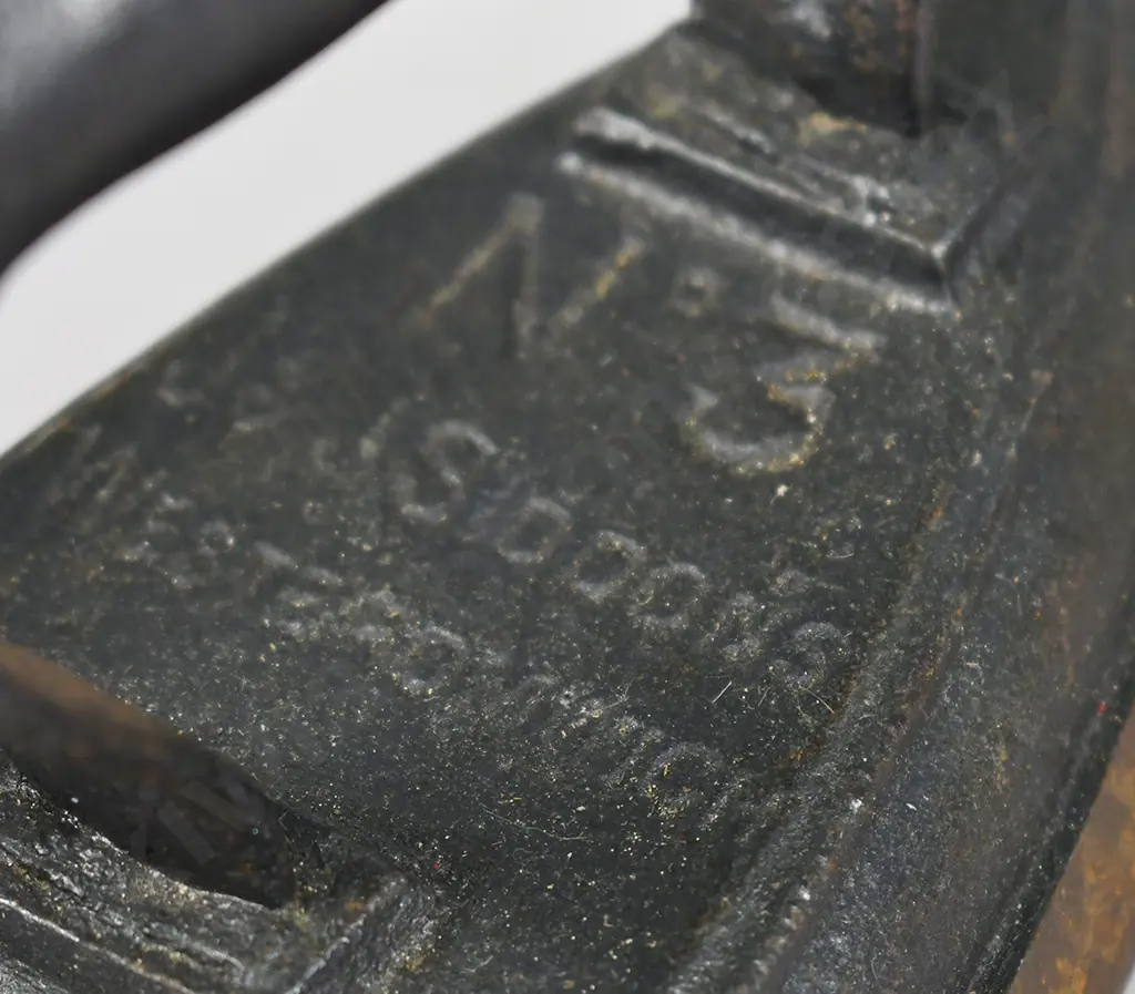 ASSORTED VINTAGE IRONS Image 1++