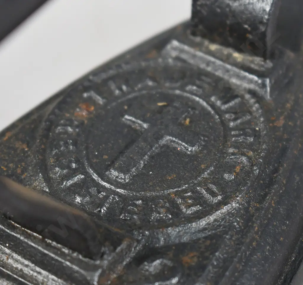 ASSORTED VINTAGE IRONS Image 1++