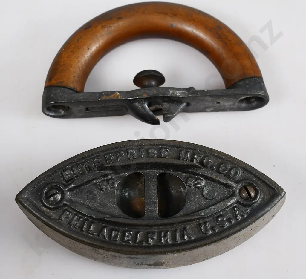 ASSORTED VINTAGE IRONS Image 1++