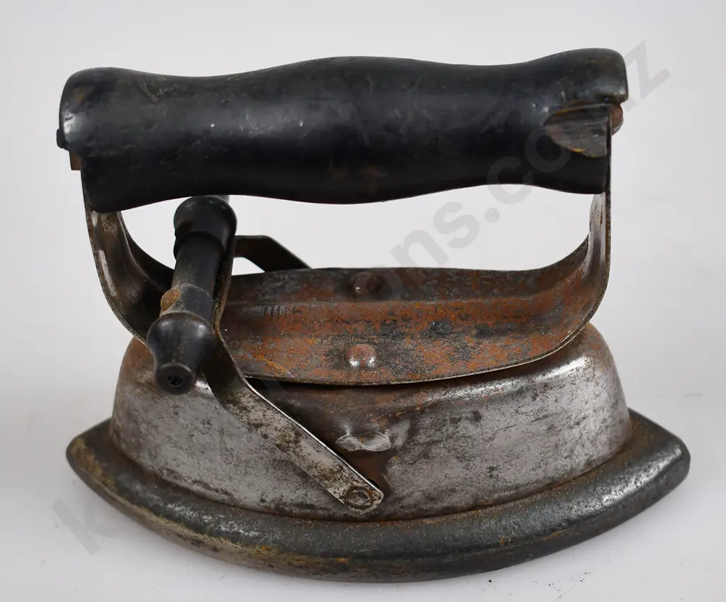 ASSORTED VINTAGE IRONS Image 1++
