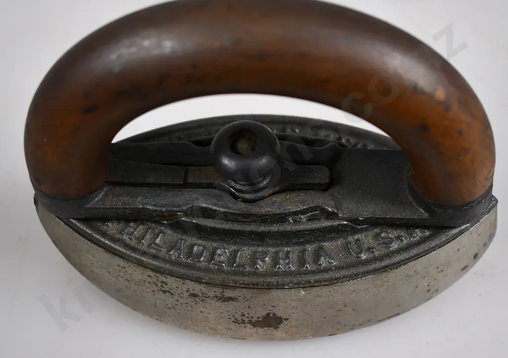 ASSORTED VINTAGE IRONS Image 1++