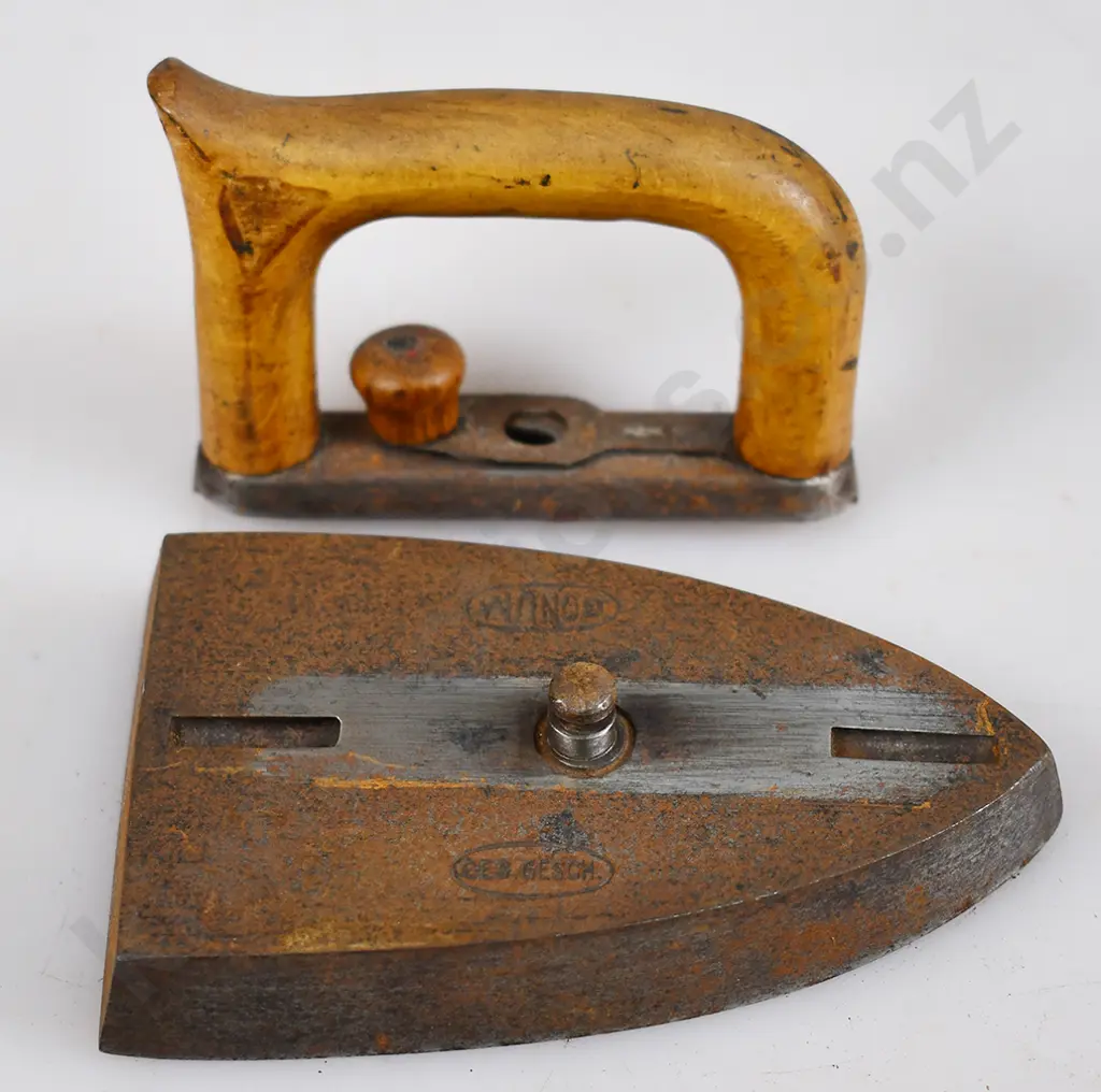 ASSORTED VINTAGE IRONS Image 1++