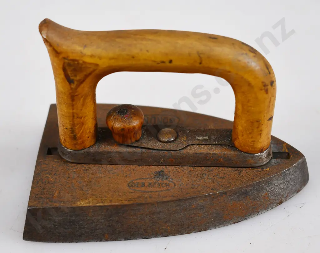 ASSORTED VINTAGE IRONS Image 1++