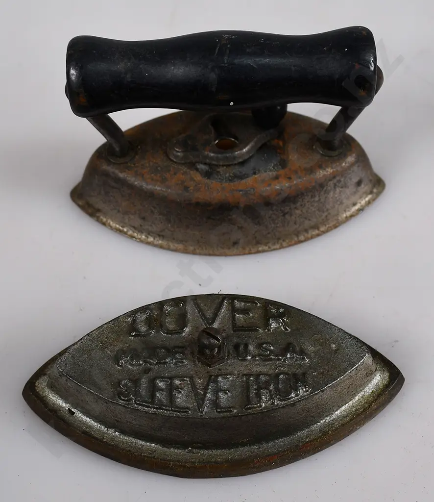 ASSORTED VINTAGE IRONS Image 1++
