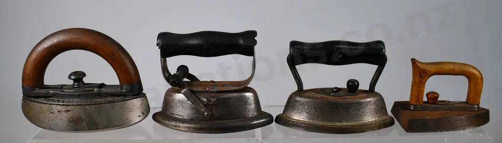 ASSORTED VINTAGE IRONS Image 1++