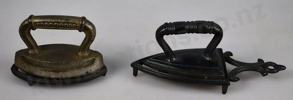 COLLECTION OF MINIATURE IRONS & TRIVETS Image 1++