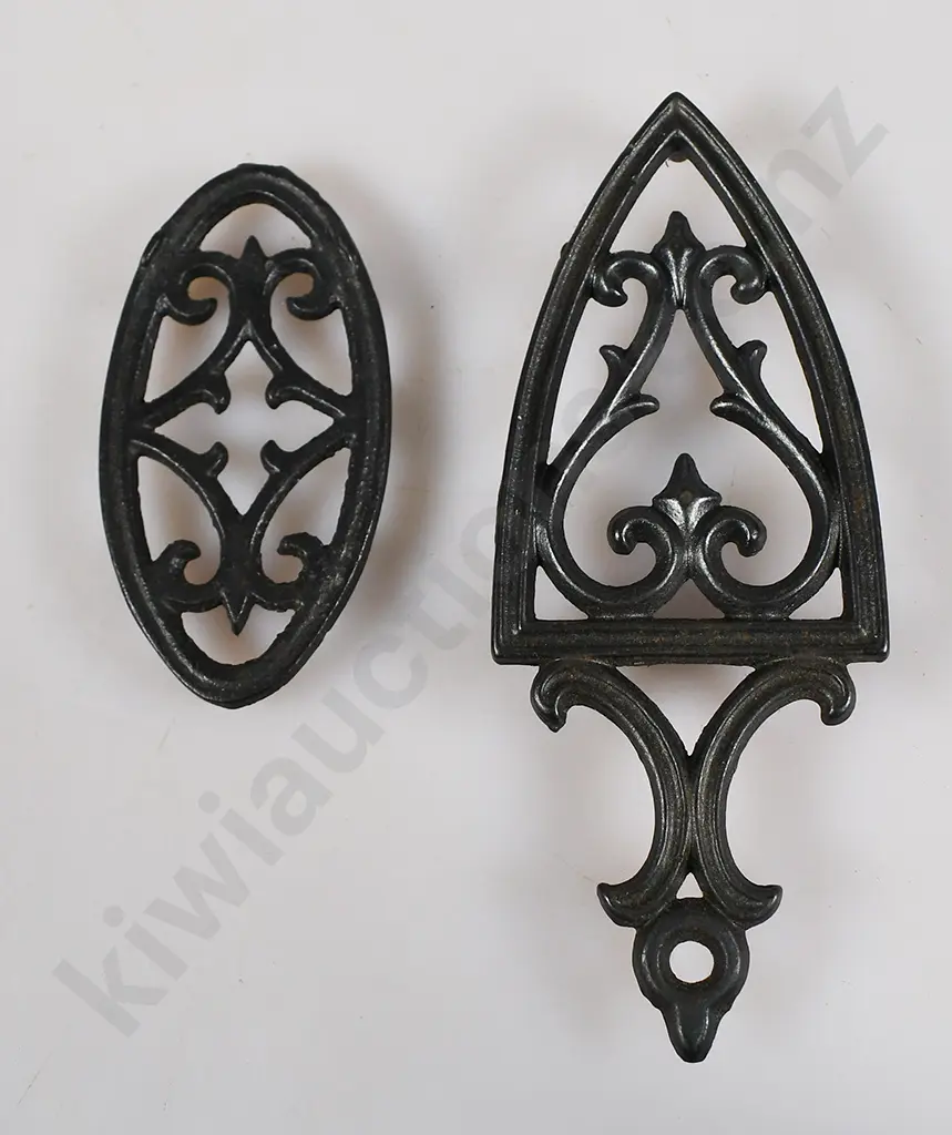 COLLECTION OF MINIATURE IRONS & TRIVETS Image 1++