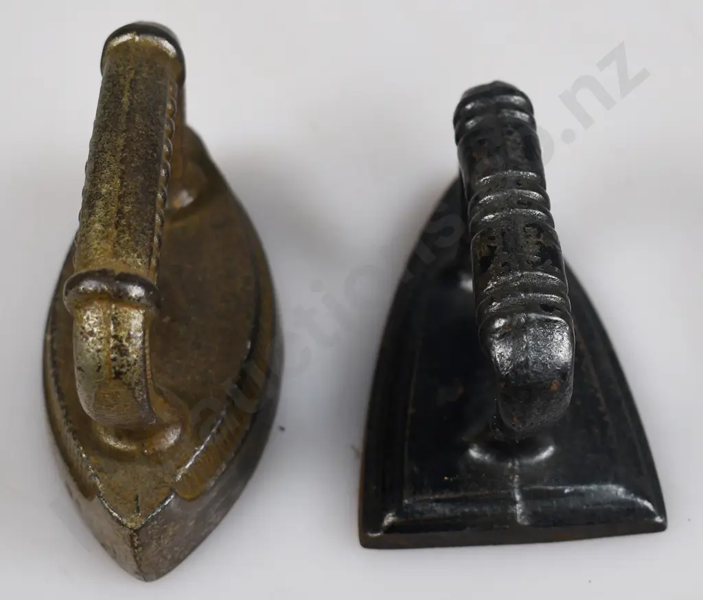 COLLECTION OF MINIATURE IRONS & TRIVETS Image 1++