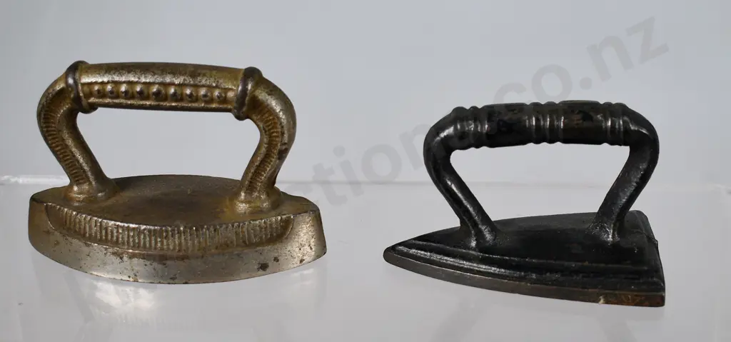 COLLECTION OF MINIATURE IRONS & TRIVETS Image 1++