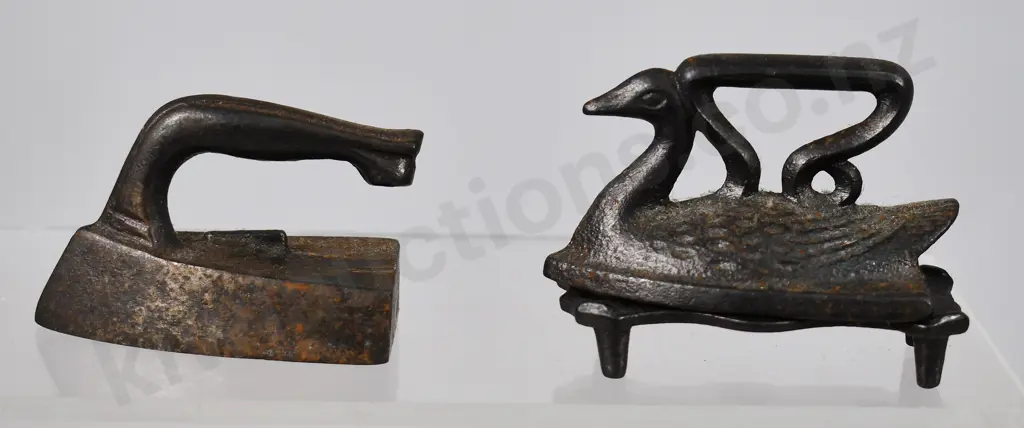 COLLECTION OF MINIATURE IRONS & TRIVETS Image 1++