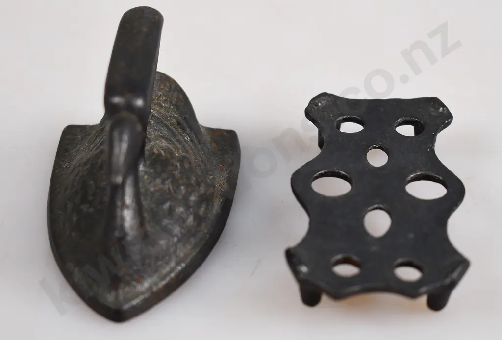 COLLECTION OF MINIATURE IRONS & TRIVETS Image 1++