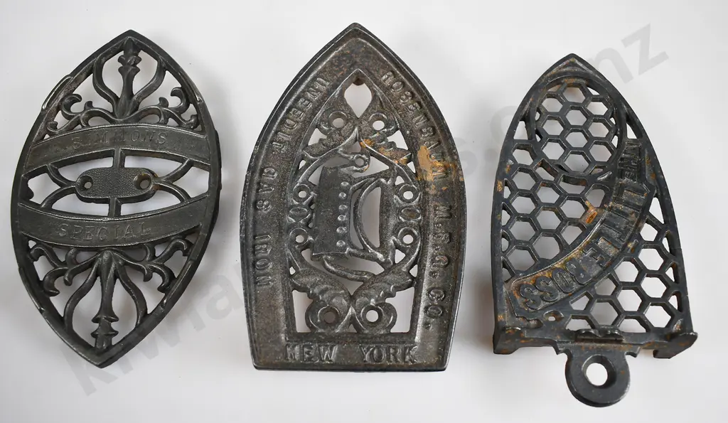 CAST IRON TRIVETS Image 1++
