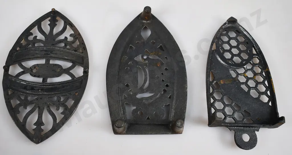 CAST IRON TRIVETS Image 1++