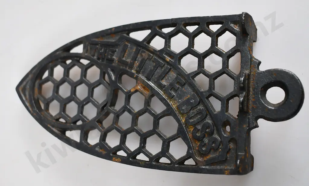 CAST IRON TRIVETS Image 1++