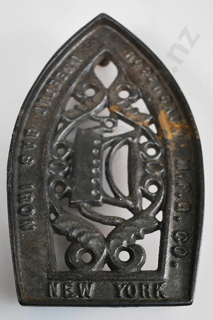 CAST IRON TRIVETS Image 1++