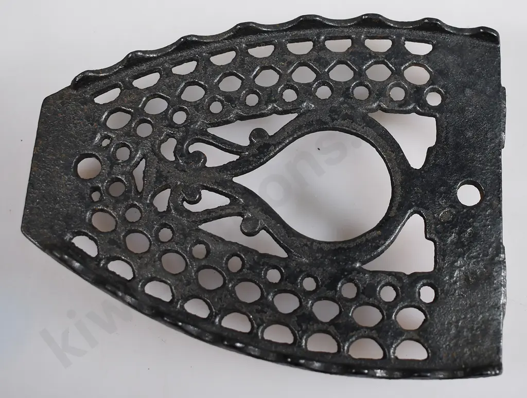 CAST IRON TRIVETS Image 1++