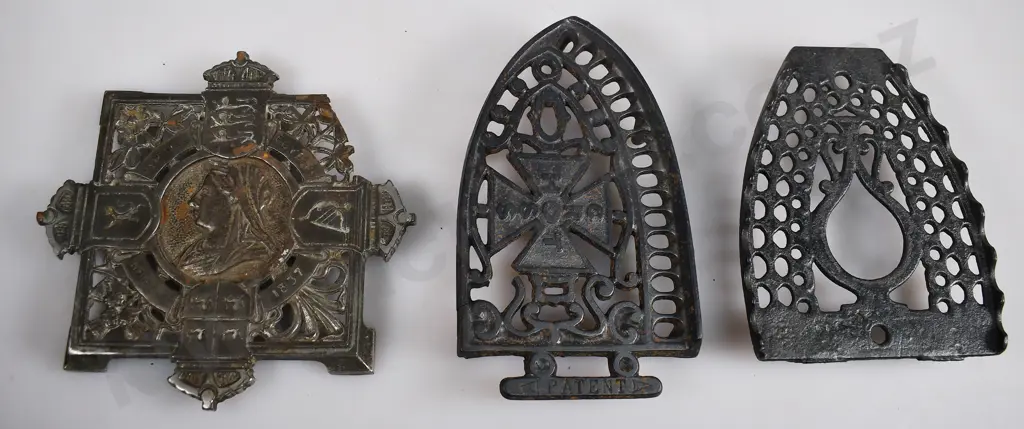 CAST IRON TRIVETS Image 1++