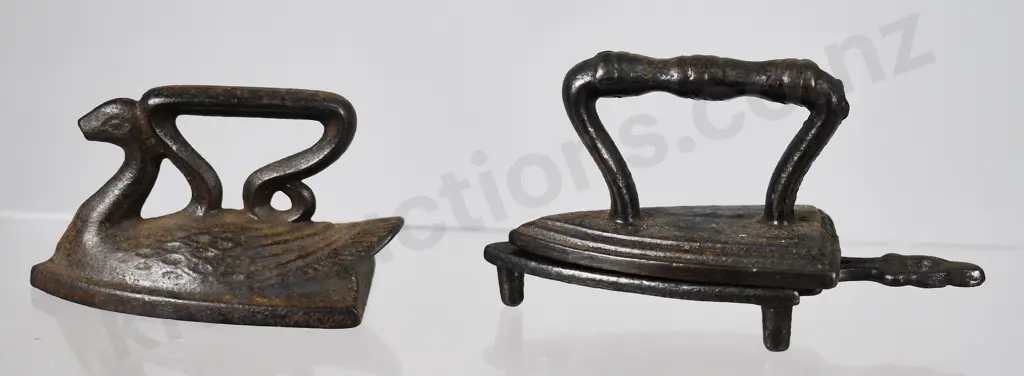 COLLECTION OF MINIATURE IRONS & TRIVETS Image 1++