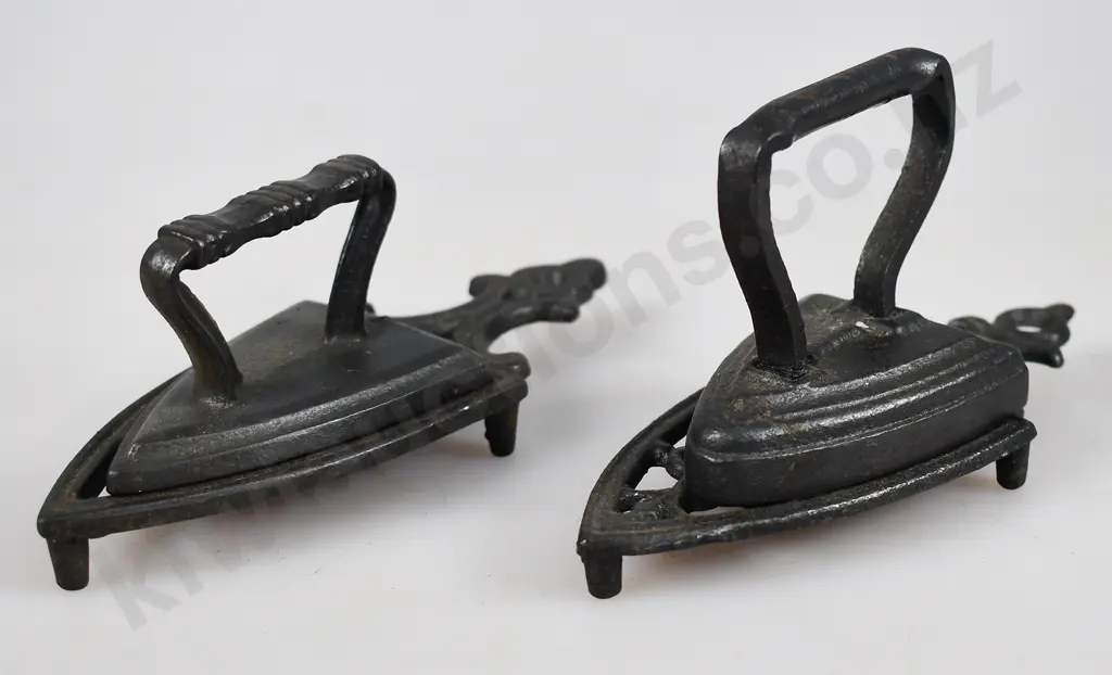COLLECTION OF MINIATURE IRONS & TRIVETS Image 1++
