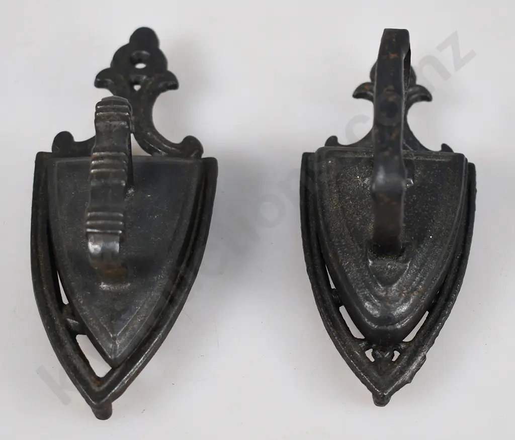 COLLECTION OF MINIATURE IRONS & TRIVETS Image 1++