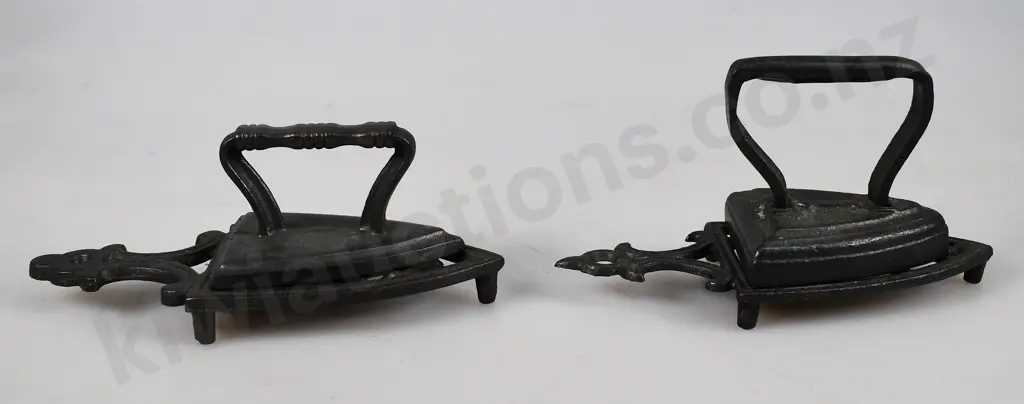 COLLECTION OF MINIATURE IRONS & TRIVETS Image 1++