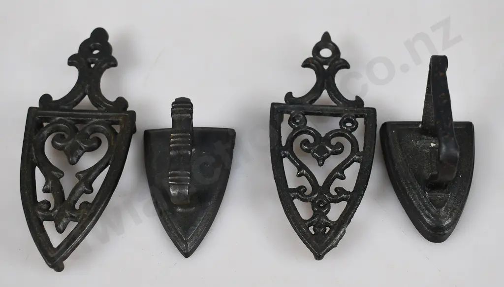 COLLECTION OF MINIATURE IRONS & TRIVETS Image 1++
