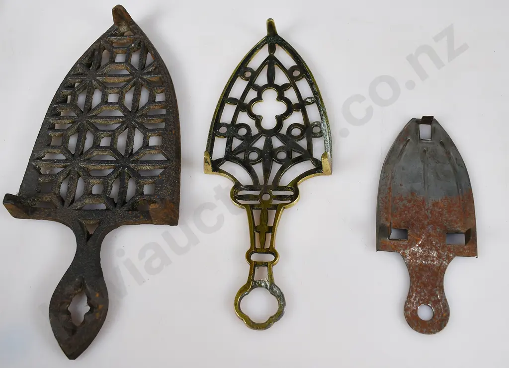 CAST IRON TRIVETS Image 1++