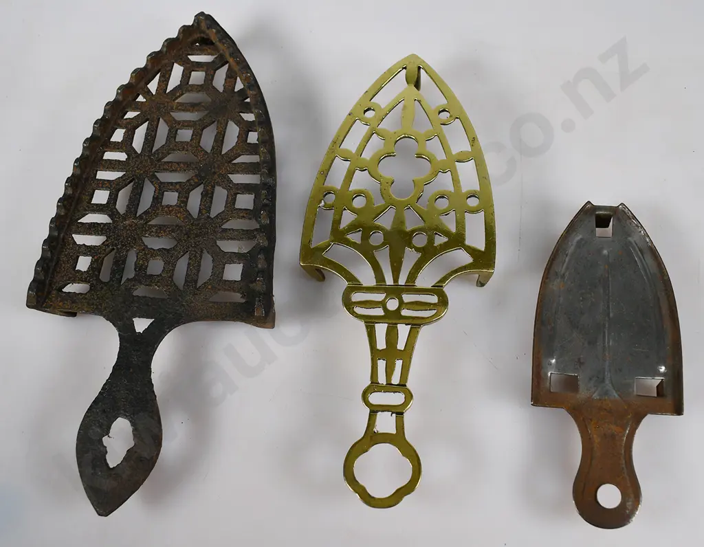 CAST IRON TRIVETS Image 1++