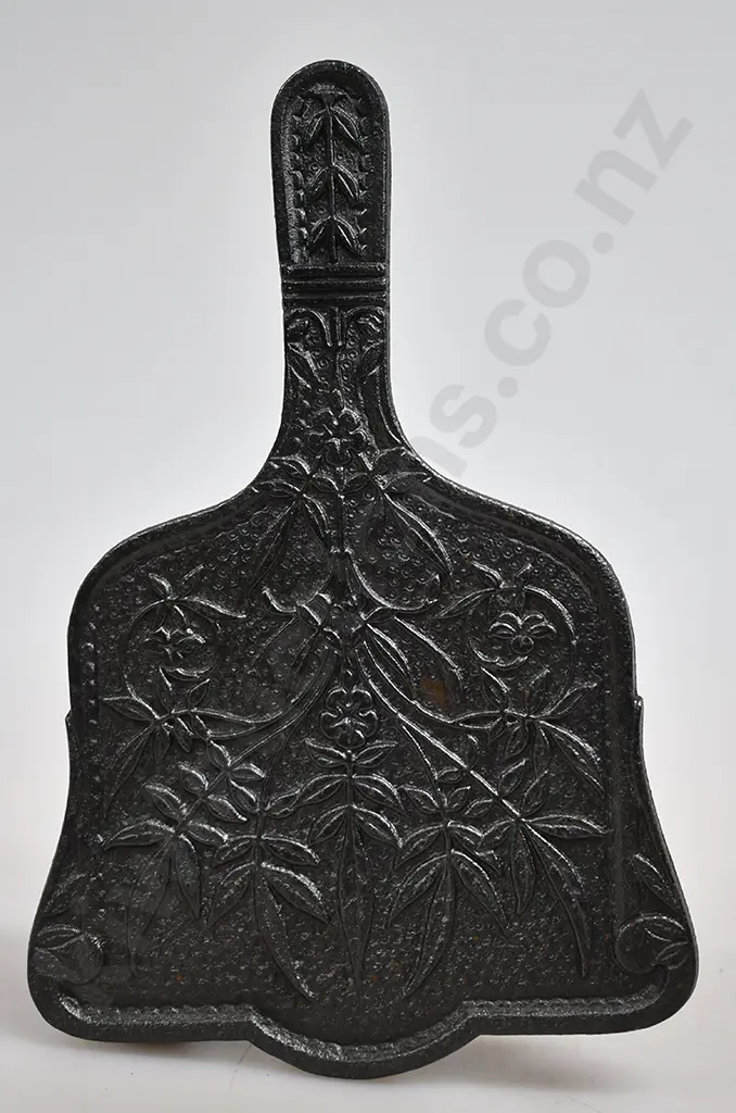 KENRICK CAST IRON TRIVET Image 1++