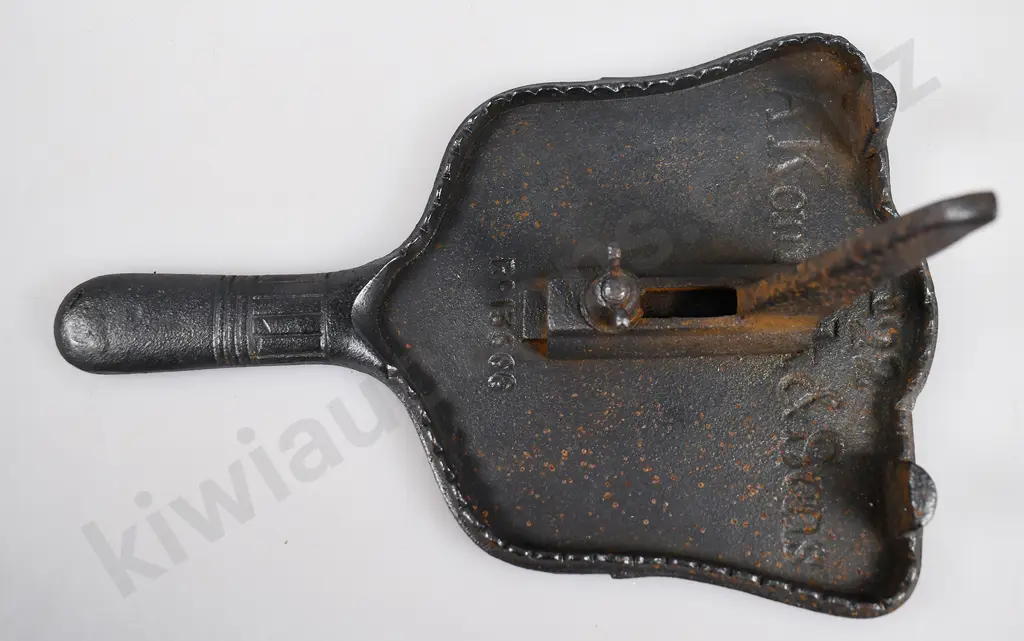 KENRICK CAST IRON TRIVET Image 1++