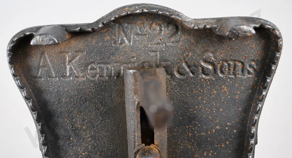 KENRICK CAST IRON TRIVET Image 1++