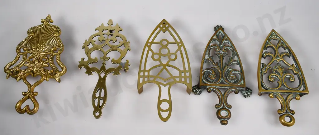 CAST BRASS TRIVETS Image 1++