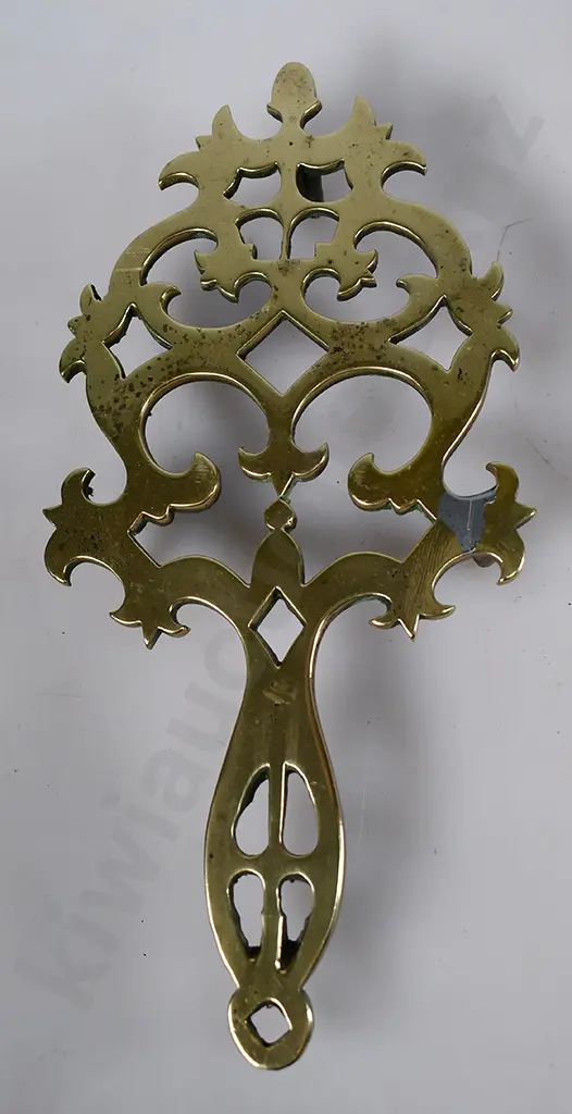 CAST BRASS TRIVETS Image 1++
