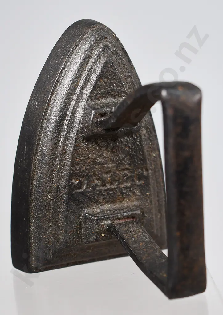 ASSORTED VINTAGE MINIATURE IRONS Image 1++