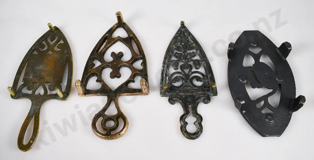 CAST METAL TRIVETS Image 1++